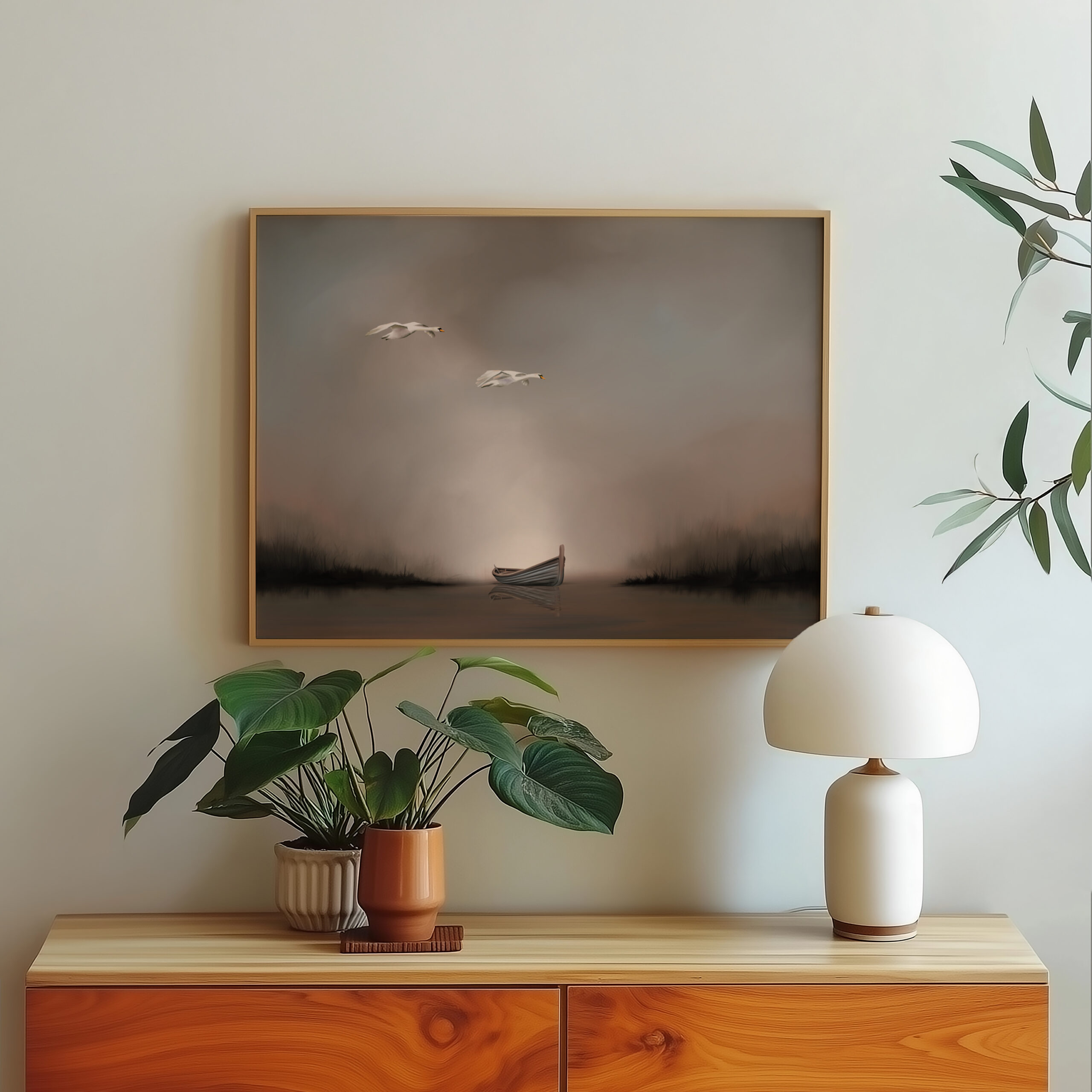 Stemningsfullt kunsttrykk med en båt på stille vann omgitt av dis, med to fugler som flyr over. Rolige farger i grå- og jordtoner skaper en drømmende og meditativ atmosfære