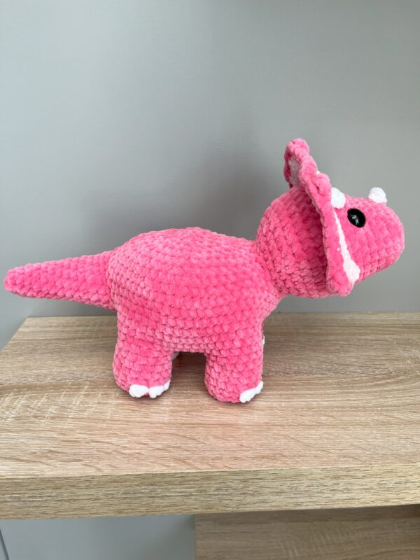 Dinosaur, triceratop heklet kosedyr. - Bilde 2
