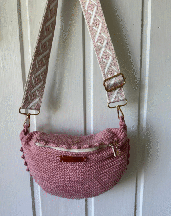 B) Crossbody-veske/Rumpetaske