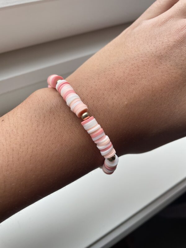 Høst armbånd med gull perler Clay beads❤️🧡🤍💛.
