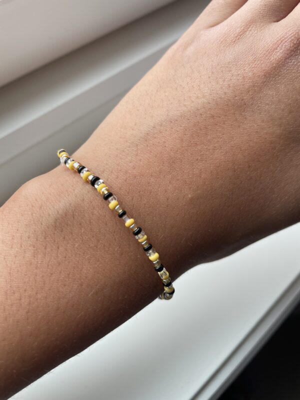 Høst armbånd med små rollicane beads🖤💛🤍.