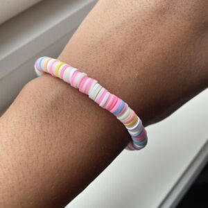 Rosa, blått og gult armbånd med clay beads.