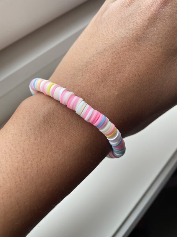 Rosa, blått og gult armbånd med clay beads.