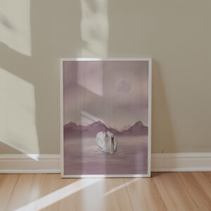 Illustrasjon av en svane som glir over stille vann med tåkete fjell i bakgrunnen.