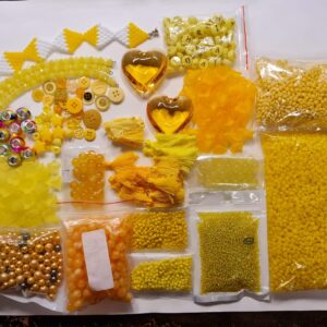 Assorterte gule perler og knapper hobbysett