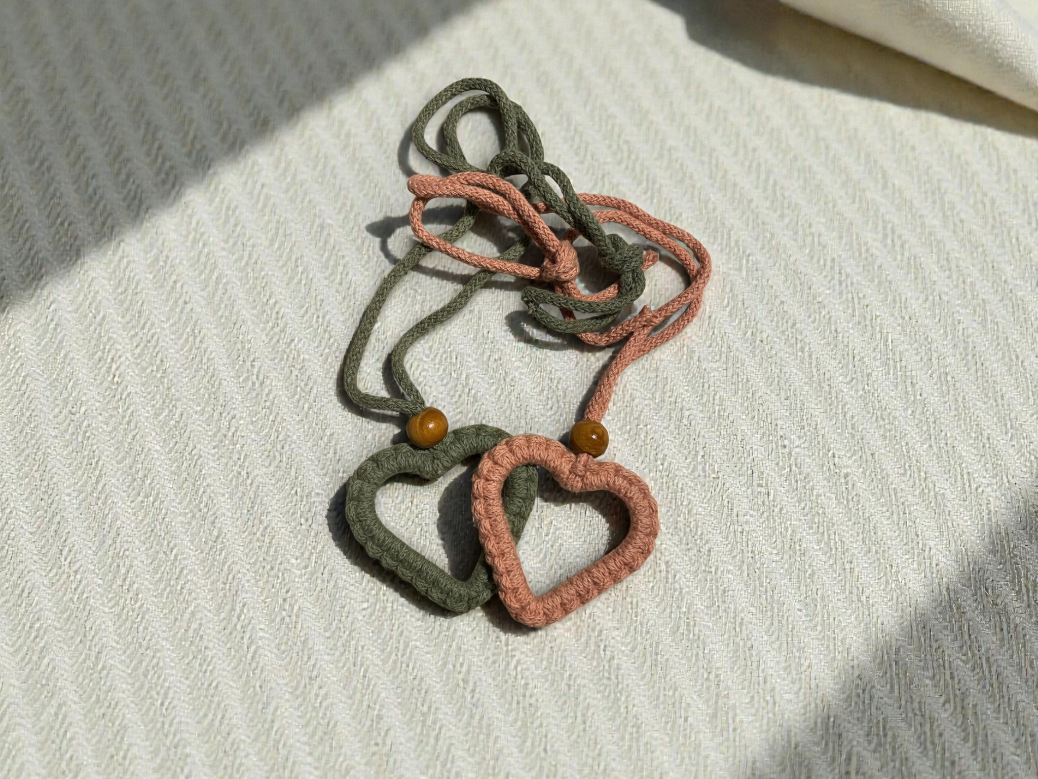 Smykke - Hjerteformet halskjede i makrame