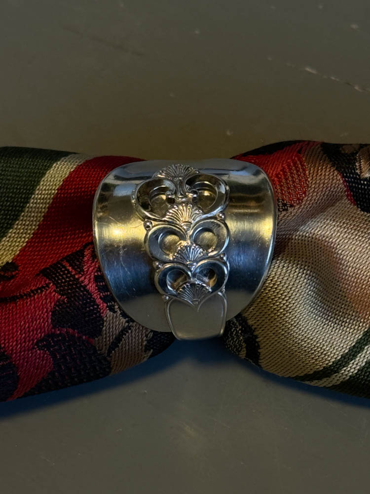 Skjerfring laget av vintage sølvskje, brukt til bunadskjerf