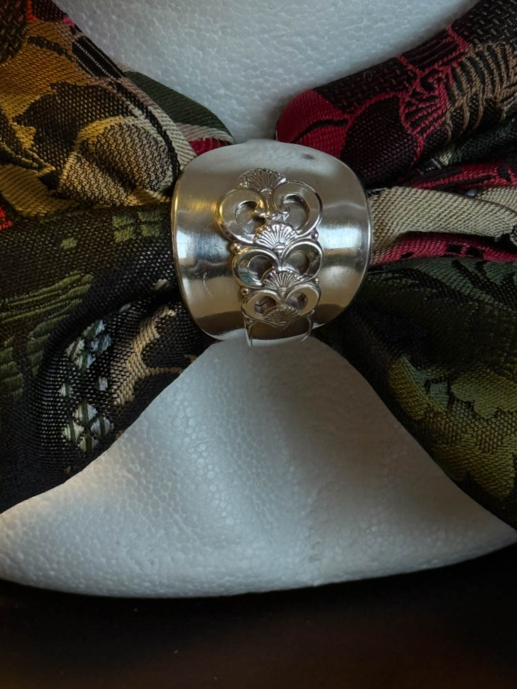 Skjerfring laget av vintage sølvskje, brukt til bunadskjerf