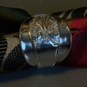 Skjerfring laget av vintage sølvskje, brukt til bunadskjerf