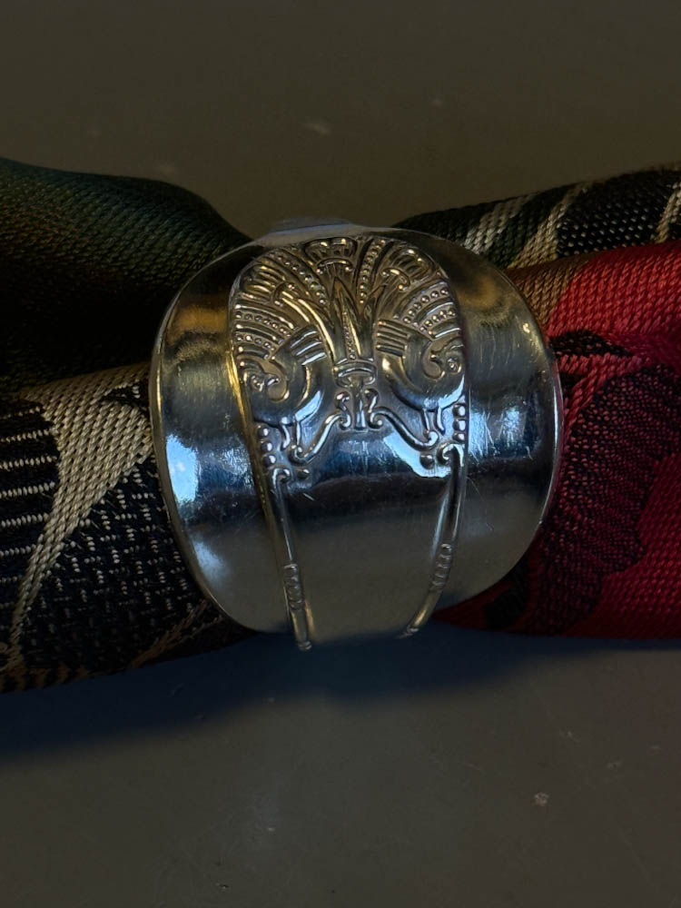 Skjerfring laget av vintage sølvskje, brukt til bunadskjerf