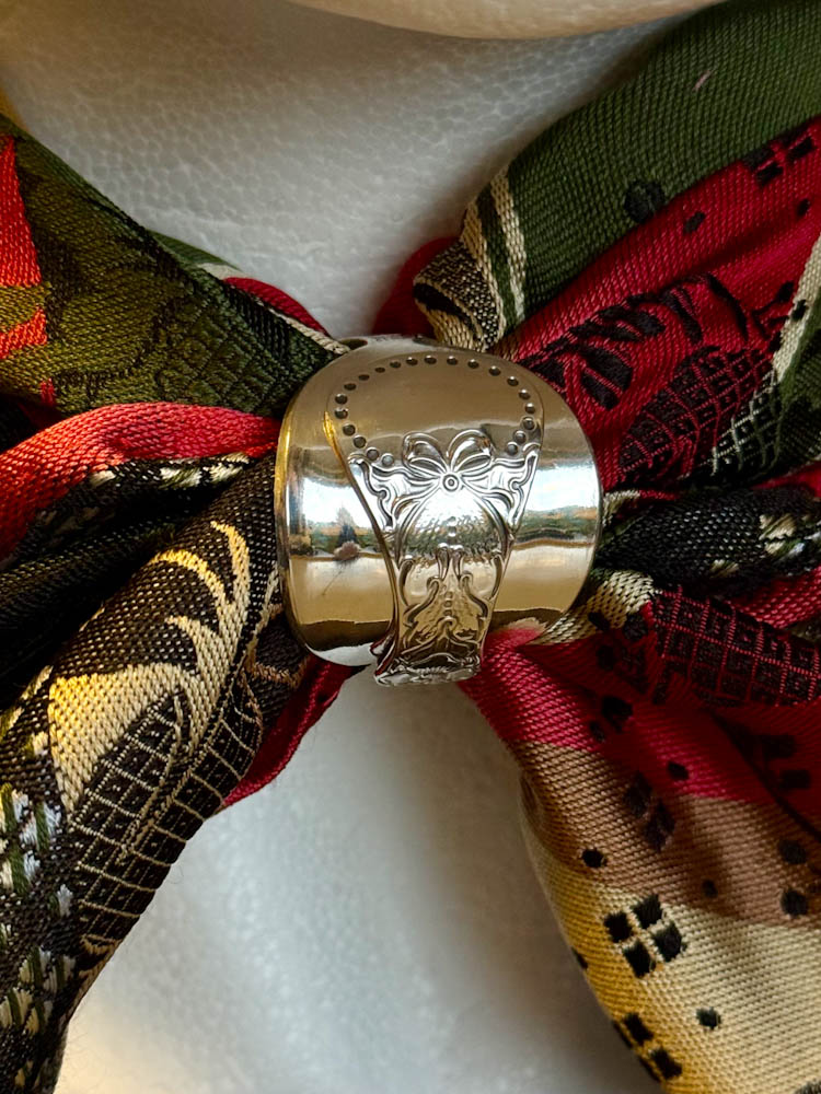 Skjerfring laget av vintage sølvskje, brukt til bunadskjerf