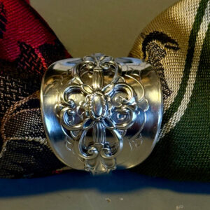 Skjerfring laget av vintage sølvskje, brukt til bunadskjerf