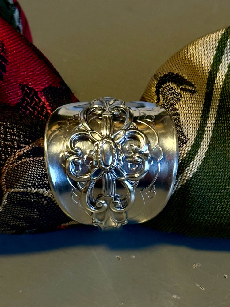 Skjerfring laget av vintage sølvskje, brukt til bunadskjerf