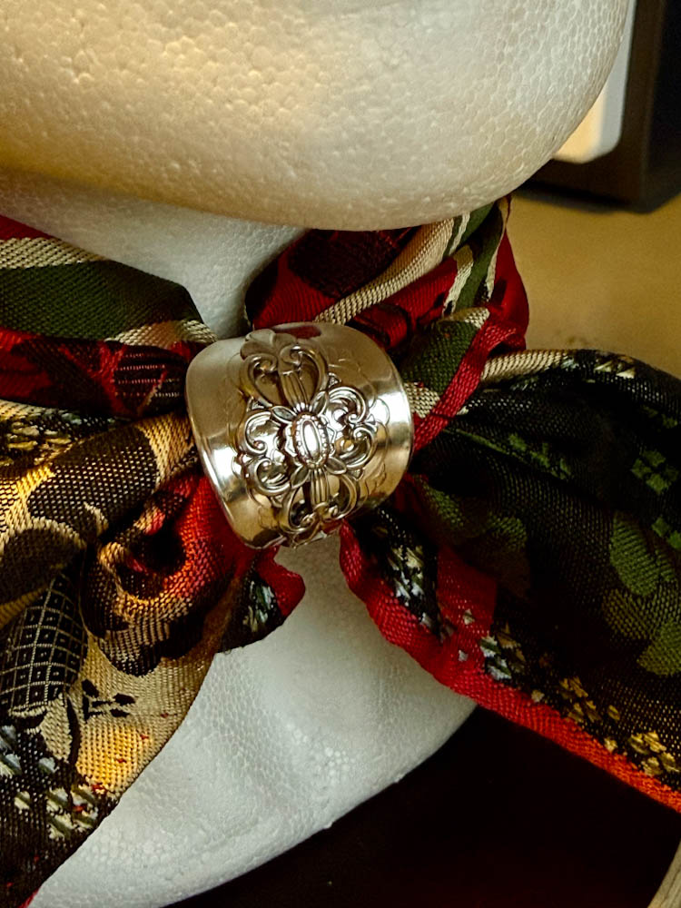 Skjerfring laget av vintage sølvskje, brukt til bunadskjerf