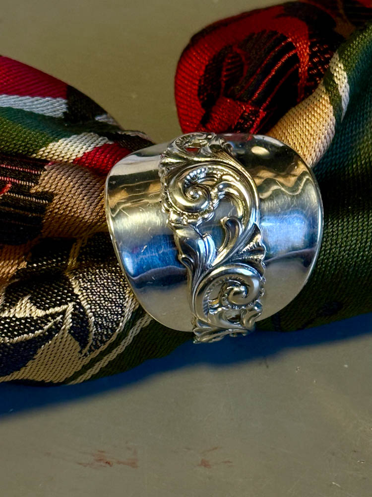 Skjerfring laget av vintage sølvskje, brukt til bunadskjerf