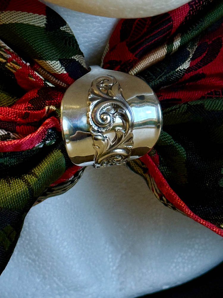 Skjerfring laget av vintage sølvskje, brukt til bunadskjerf