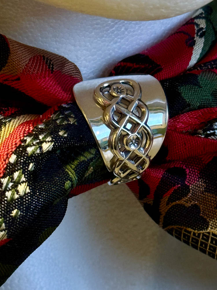 Skjerfring laget av vintage sølvskje, brukt til bunadskjerf