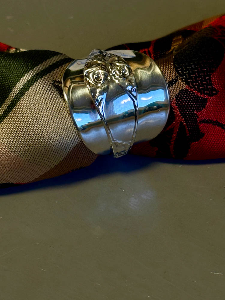 Skjerfring laget av vintage sølvskje, brukt til bunadskjerf