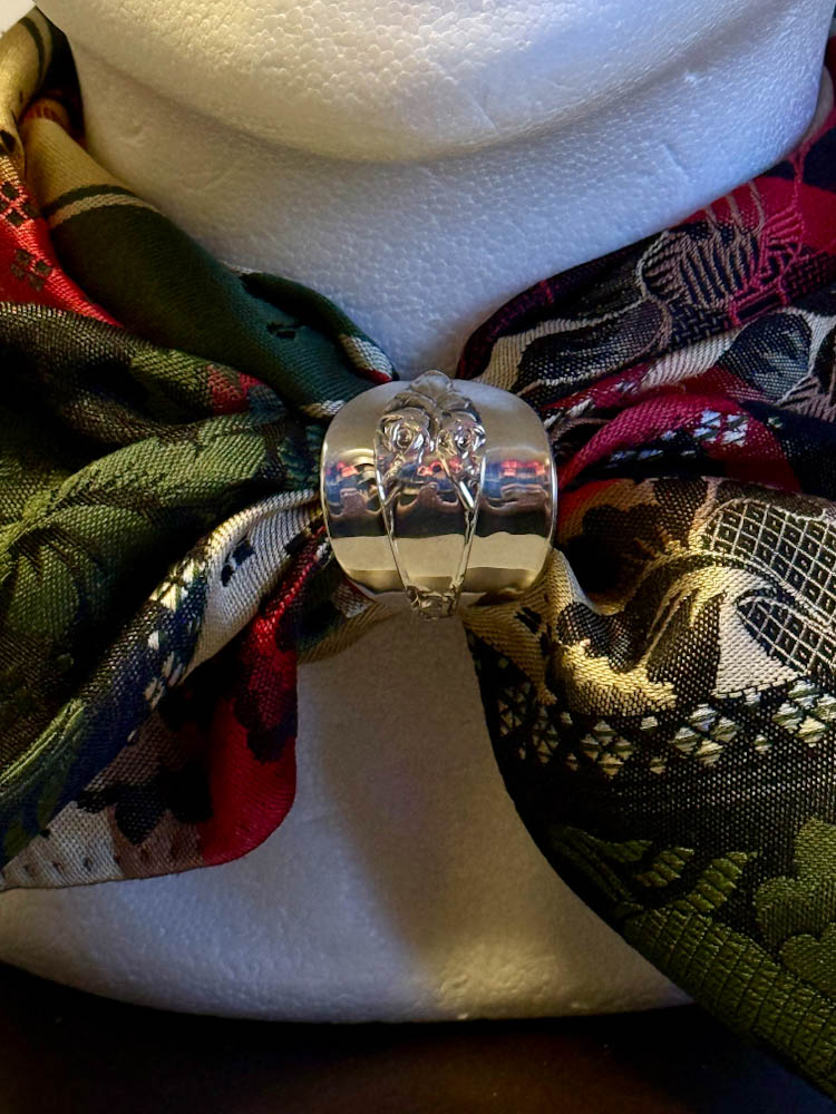 Skjerfring laget av vintage sølvskje, brukt til bunadskjerf