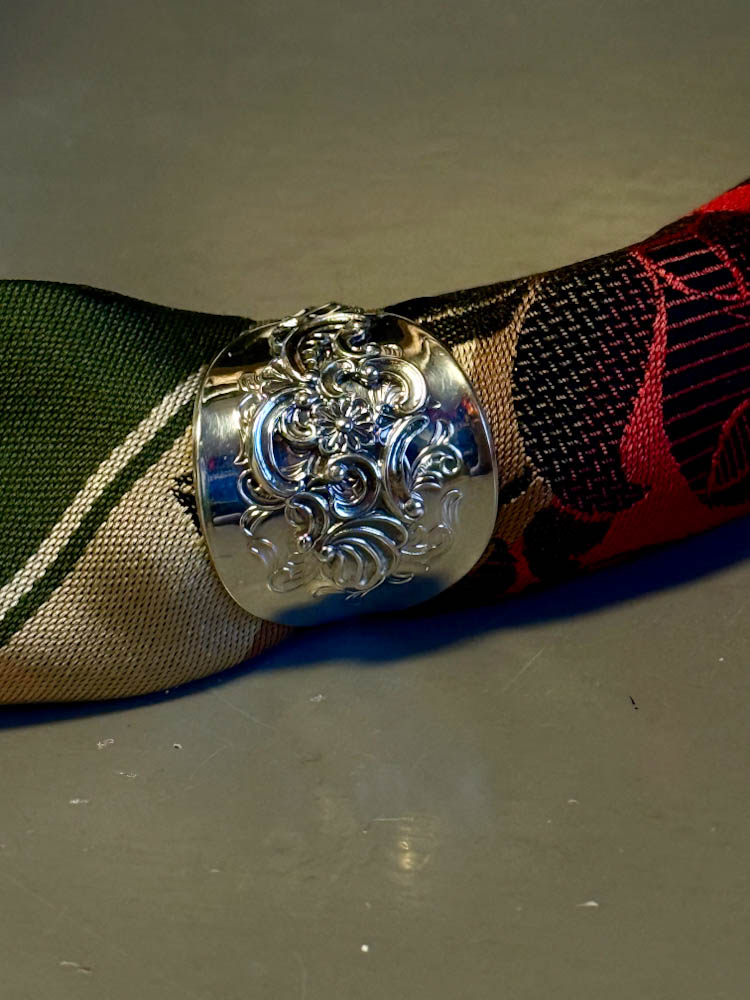 Skjerfring laget av vintage sølvskje, brukt til bunadskjerf