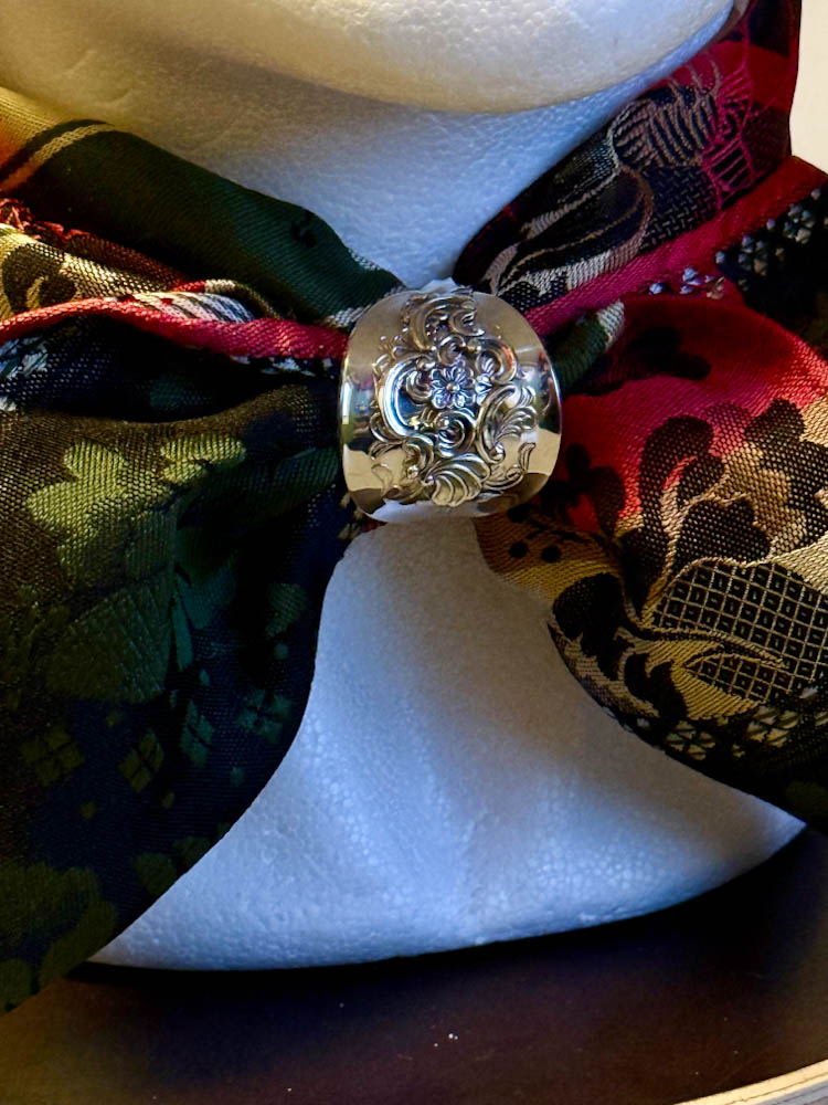 Skjerfring laget av vintage sølvskje, brukt til bunadskjerf