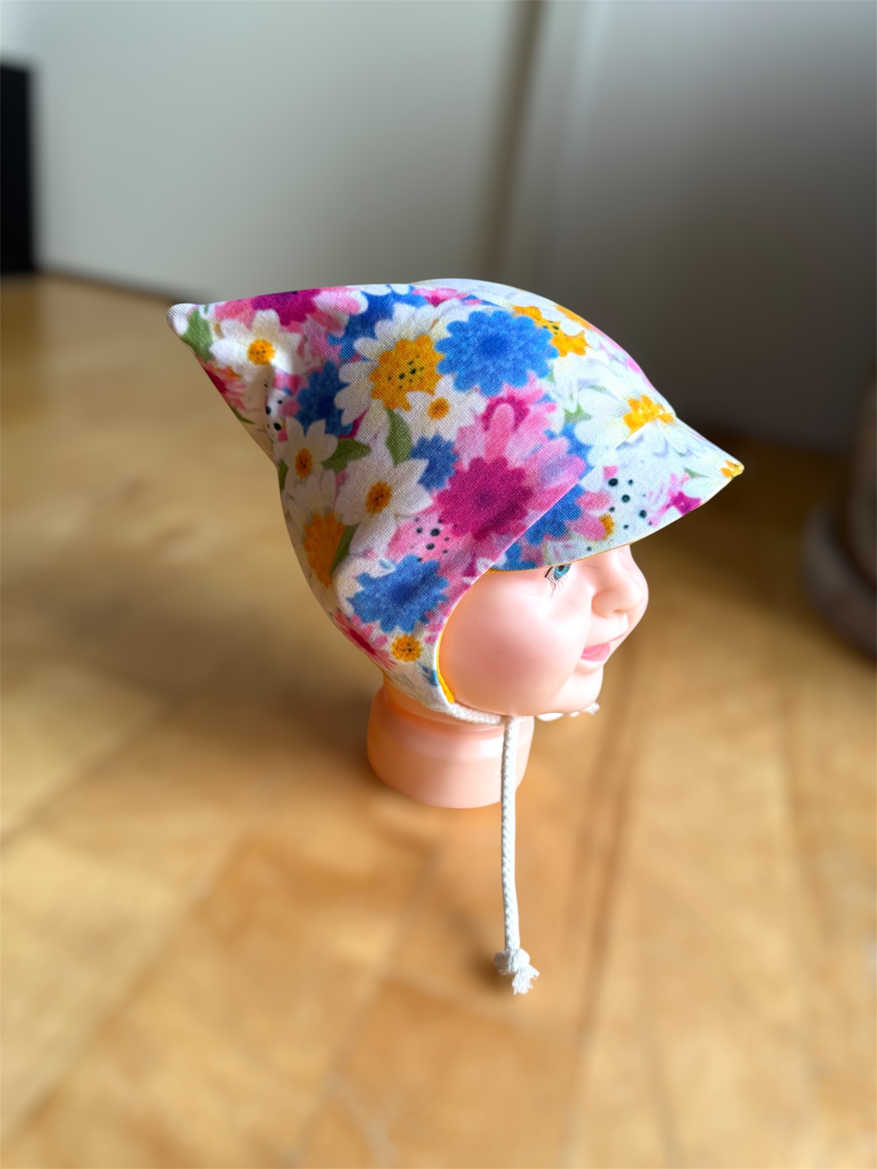 Skyggelue med knyting, str. 4 mnd- 4 år