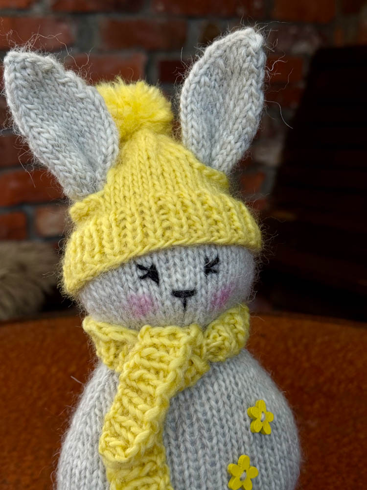 Håndstrikket påskehare med lue og sjal + dekorativt påskehare-egg – unik påskepynt - Bilde 11
