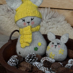 Strikkeoppskrift på påskehare med lue, sjal og lite påskeegg