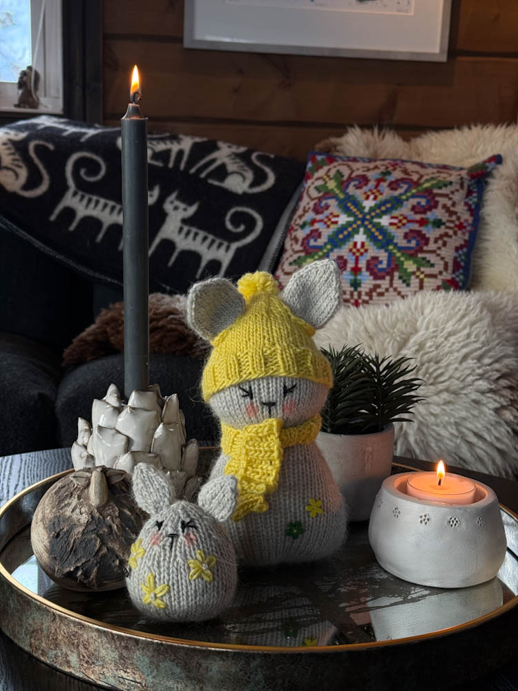 Håndstrikket påskehare med lue og sjal + dekorativt påskehare-egg – unik påskepynt - Bilde 17