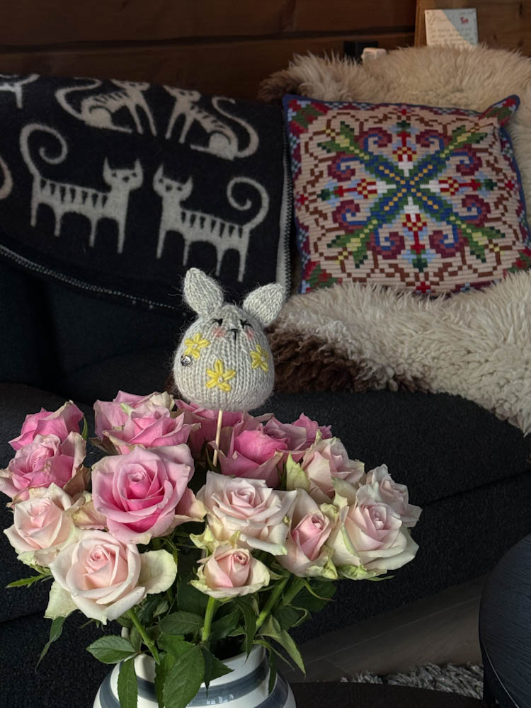 Håndstrikket påskehare med lue og sjal + dekorativt påskehare-egg – unik påskepynt - Bilde 15