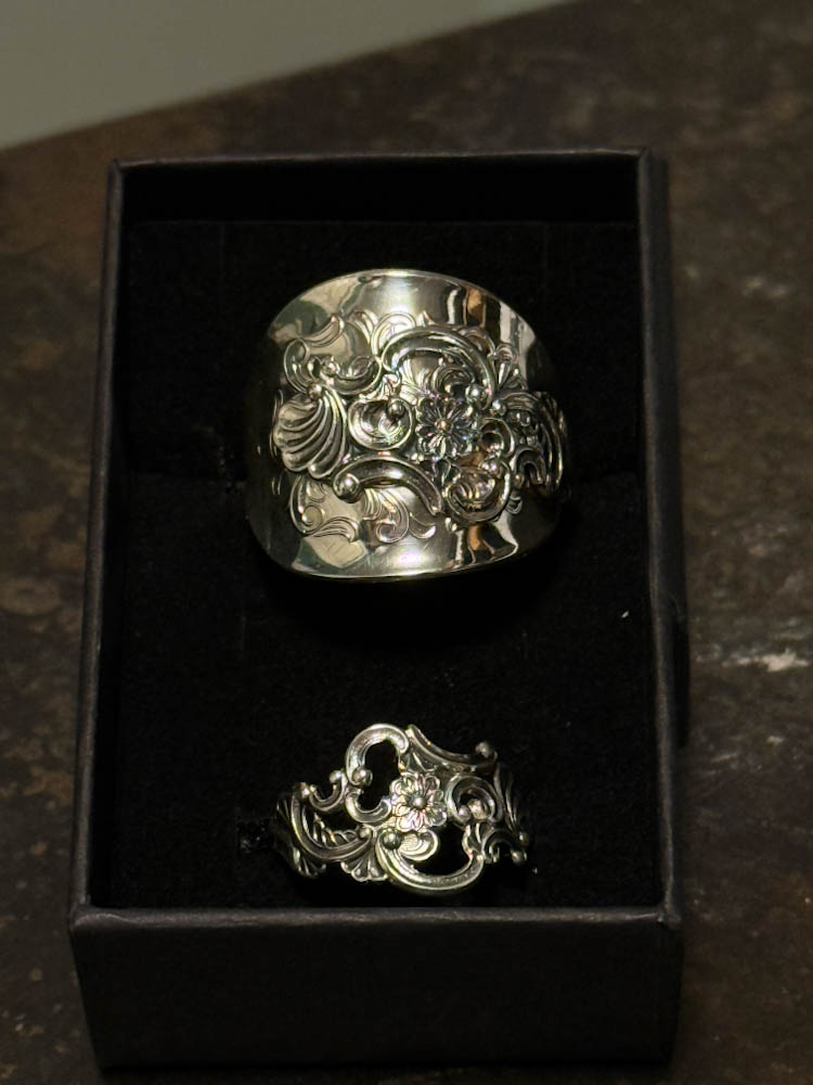 Skjerfring og ring av sølvskje