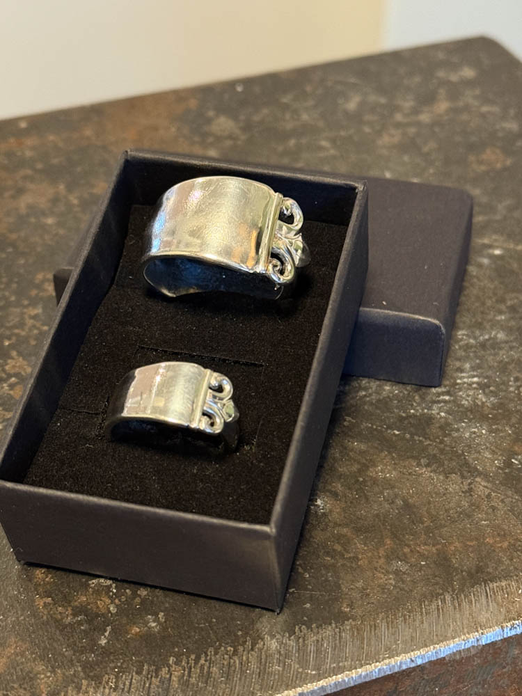 Skjerfring og ring av sølvskje