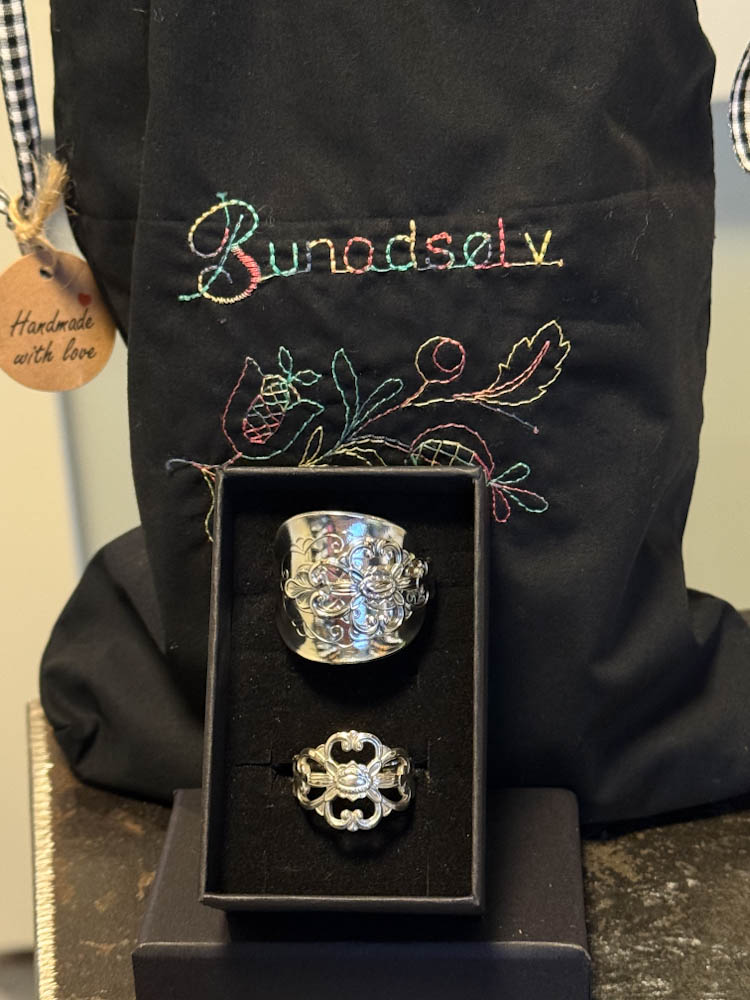 Skjerfring og ring av sølvskje