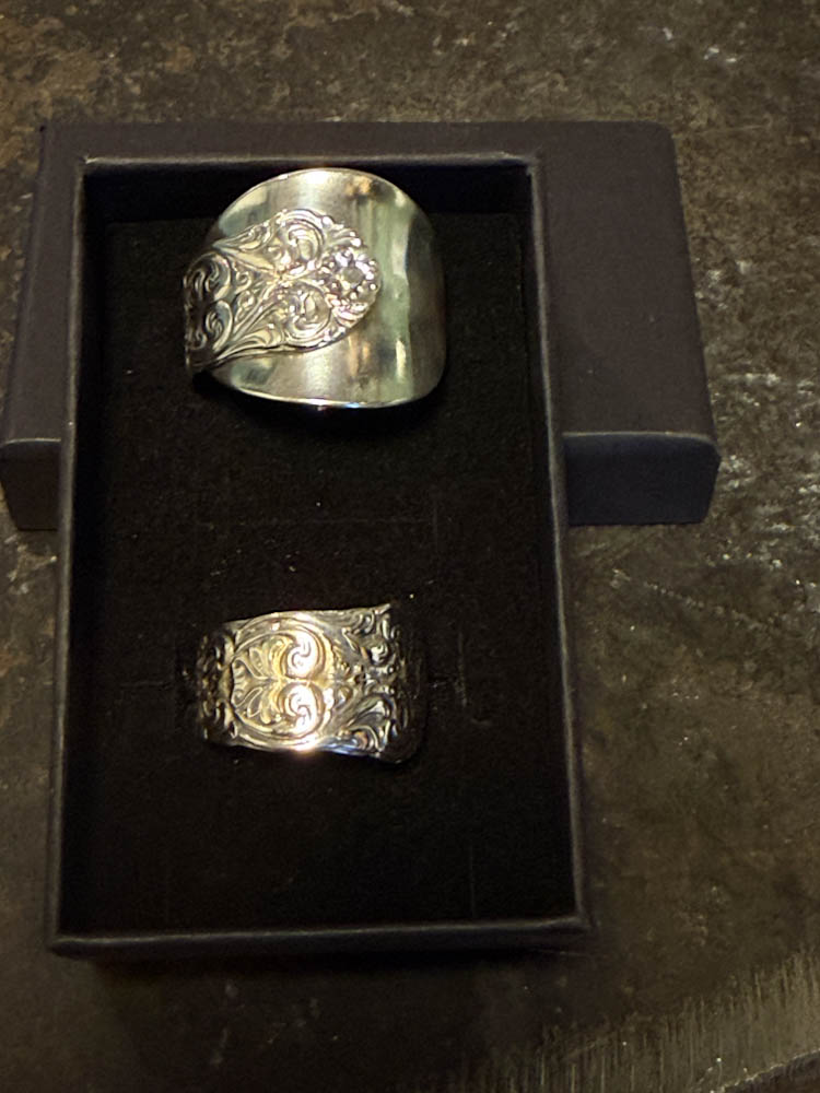 Skjerfring og ring av sølvskje