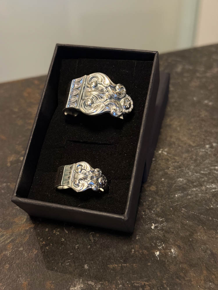 Skjerfring og ring av sølvskje