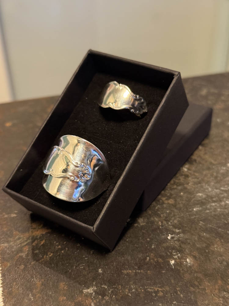 Skjerfring og ring av sølvskje