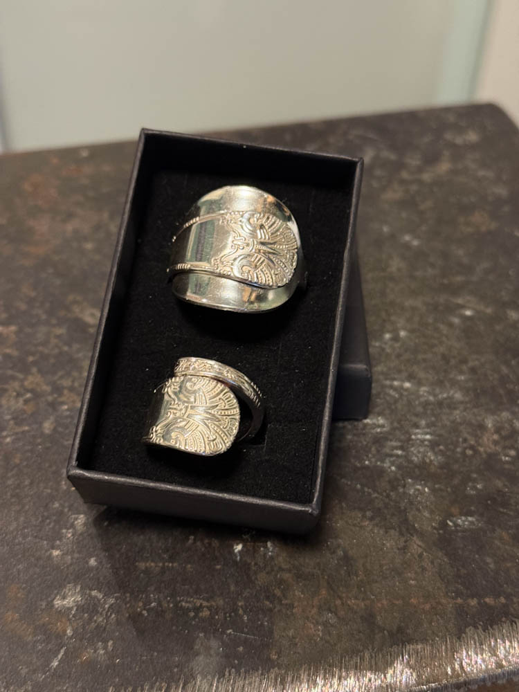 Skjerfring og ring av sølvskje