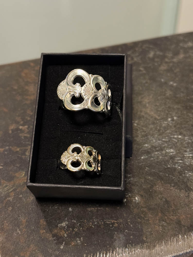 Skjerfring og ring av sølvskje