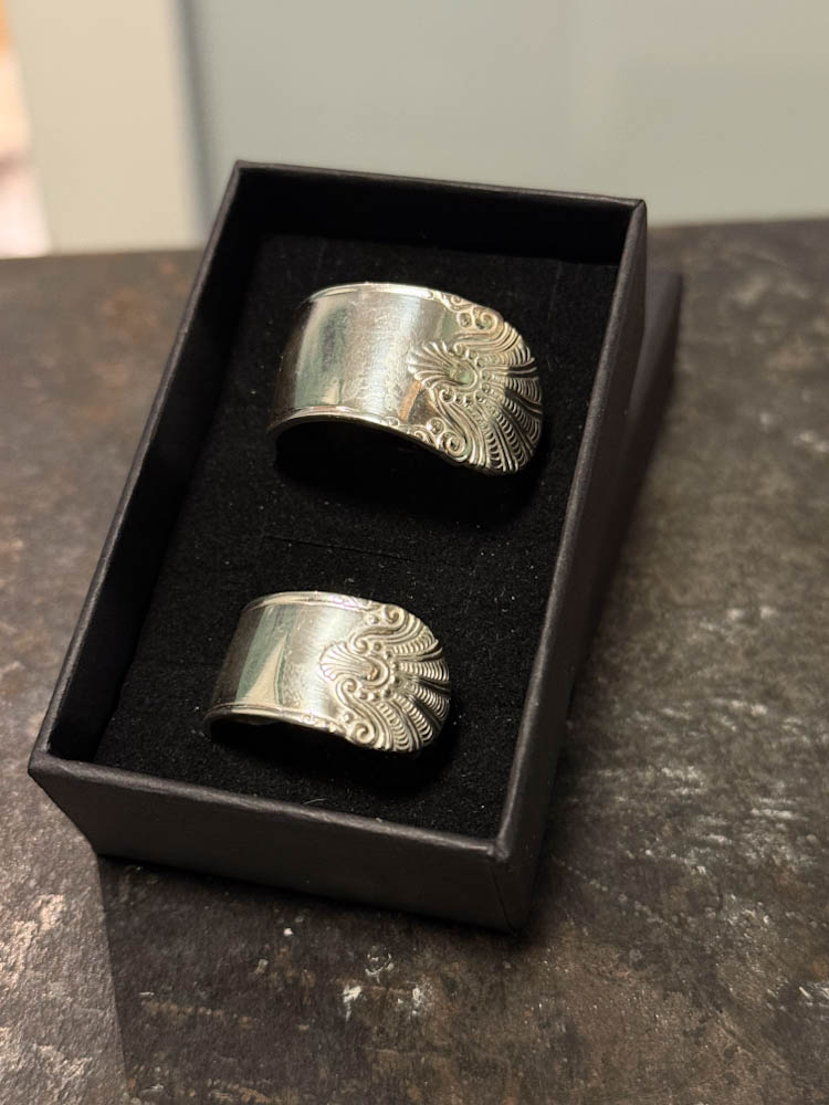 Skjerfring og ring av sølvskje