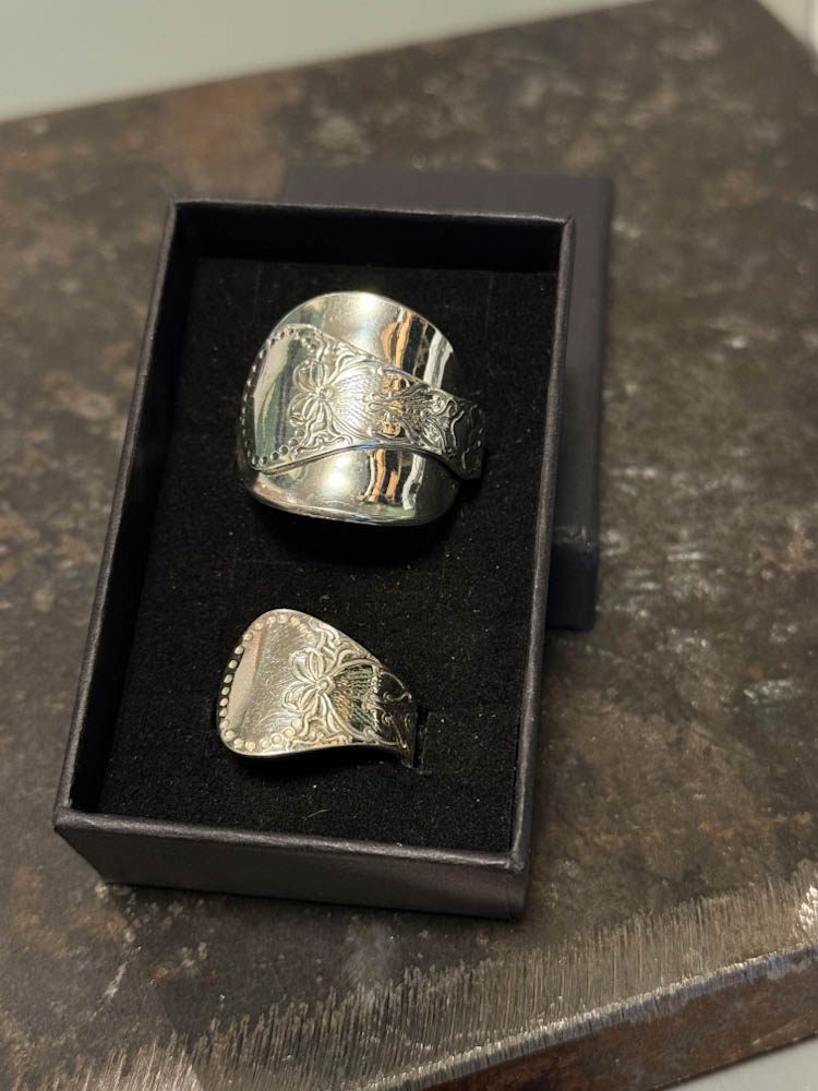 Skjerfring og ring av sølvskje