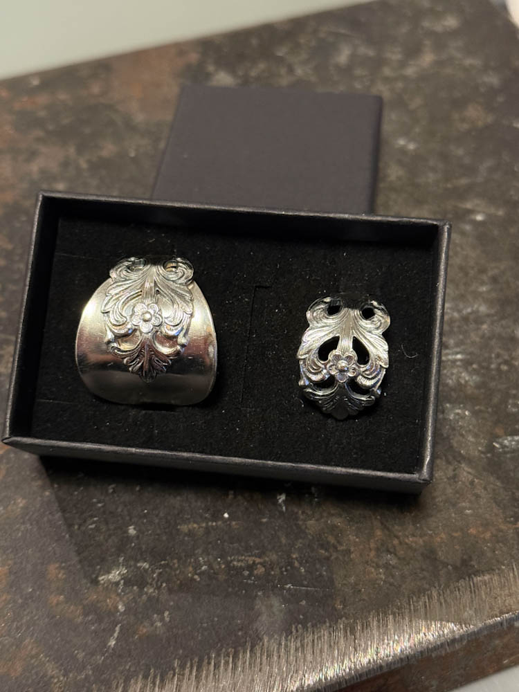 Skjerfring og ring av sølvskje