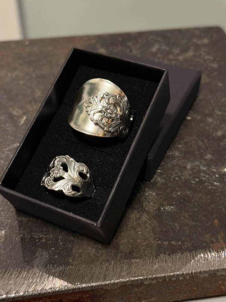 Skjerfring og ring av sølvskje