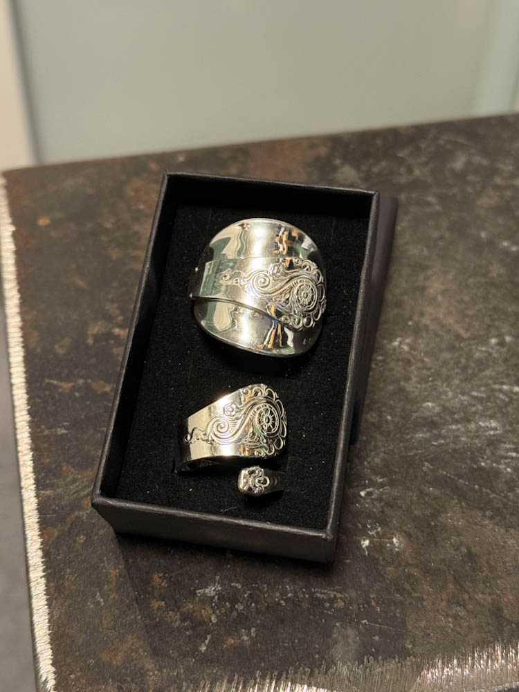 Skjerfring og ring av sølvskje