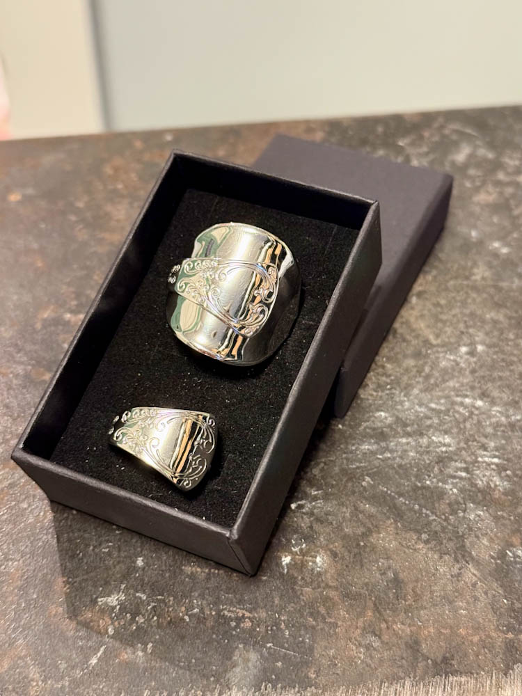 Skjerfring og ring av sølvskje