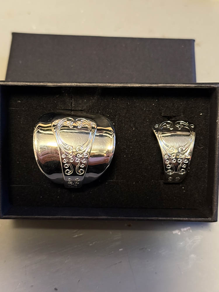 Skjerfring og ring av sølvskje