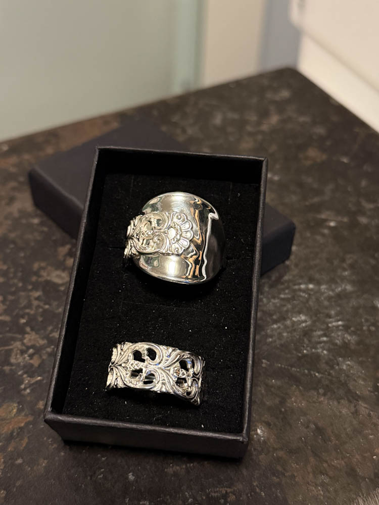 Skjerfring og ring av sølvskje