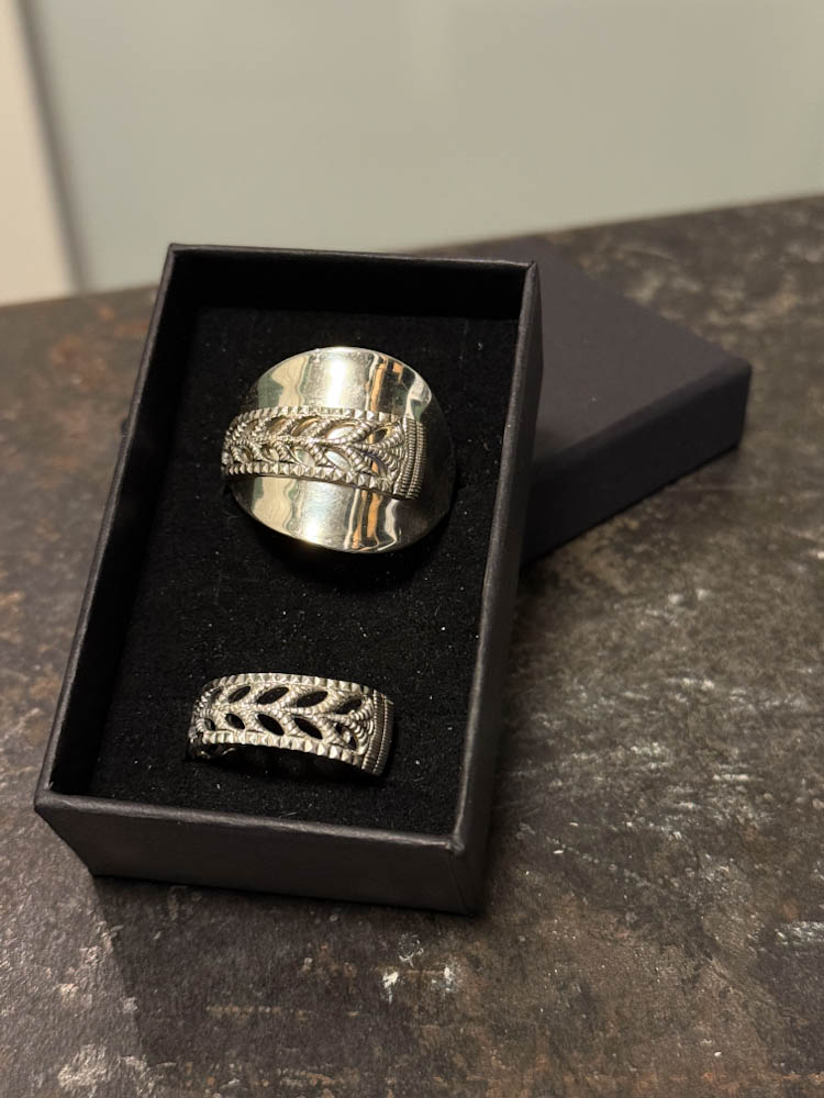 Skjerfring og ring av sølvskje