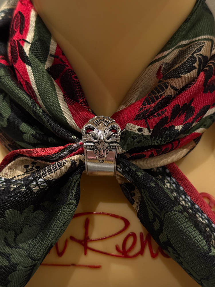 Skjerfring av sølvskje, flott som skjerfring til bunad.