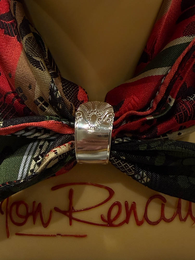 Skjerfring av sølvskje, flott som skjerfring til bunad.