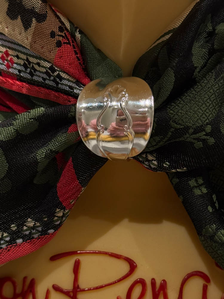 Skjerfring av sølvskje, flott som skjerfring til bunad.